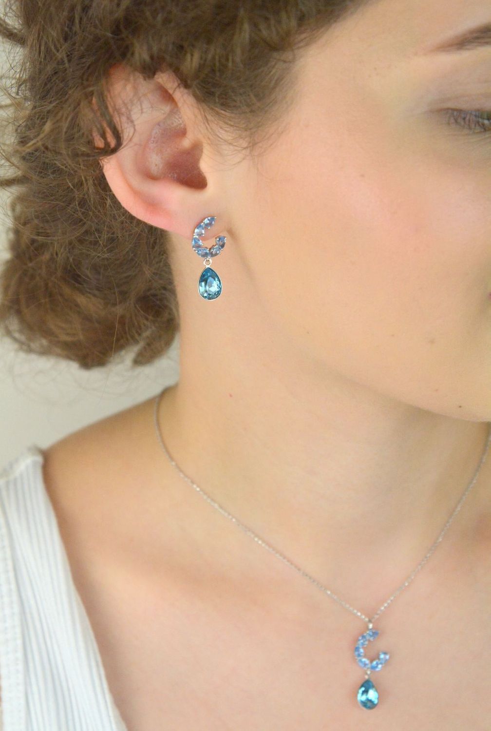 Kolczyki Spark KK4320AQAQ ze srebra 925 z austriackimi kryształami. Eleganckie, błyszczące, zapinane na sztyft. Długość 2,6 cm.1.jpg