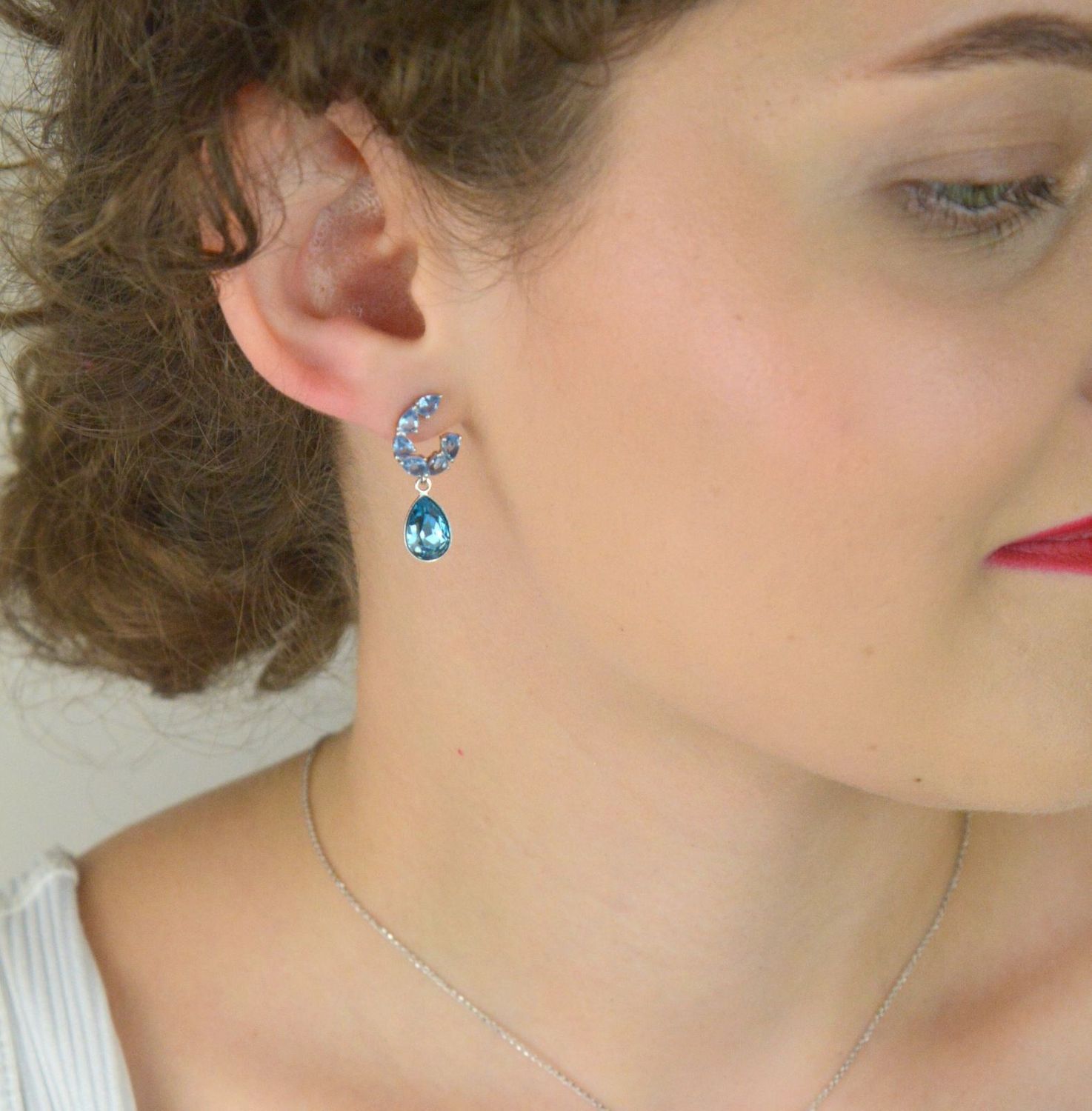 Kolczyki Spark KK4320AQAQ ze srebra 925 z austriackimi kryształami. Eleganckie, błyszczące, zapinane na sztyft. Długość 2,6 cm.1.jpg