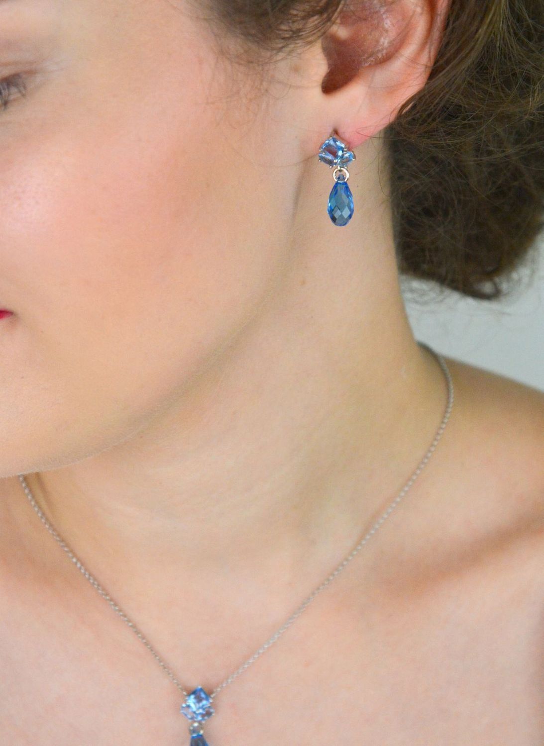 Kolczyki Spark KK6010AQIB Ice Blue ze srebra 925 z błękitnymi kryształami. Zapięcie sztyft + baranki. Elegancja w chłodnym blasku.1.jpg