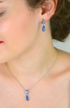 Kolczyki Spark KK6010AQIB Ice Blue ze srebra 925 z błękitnymi kryształami. Zapięcie sztyft + baranki. Elegancja w chłodnym blasku (3).JPG