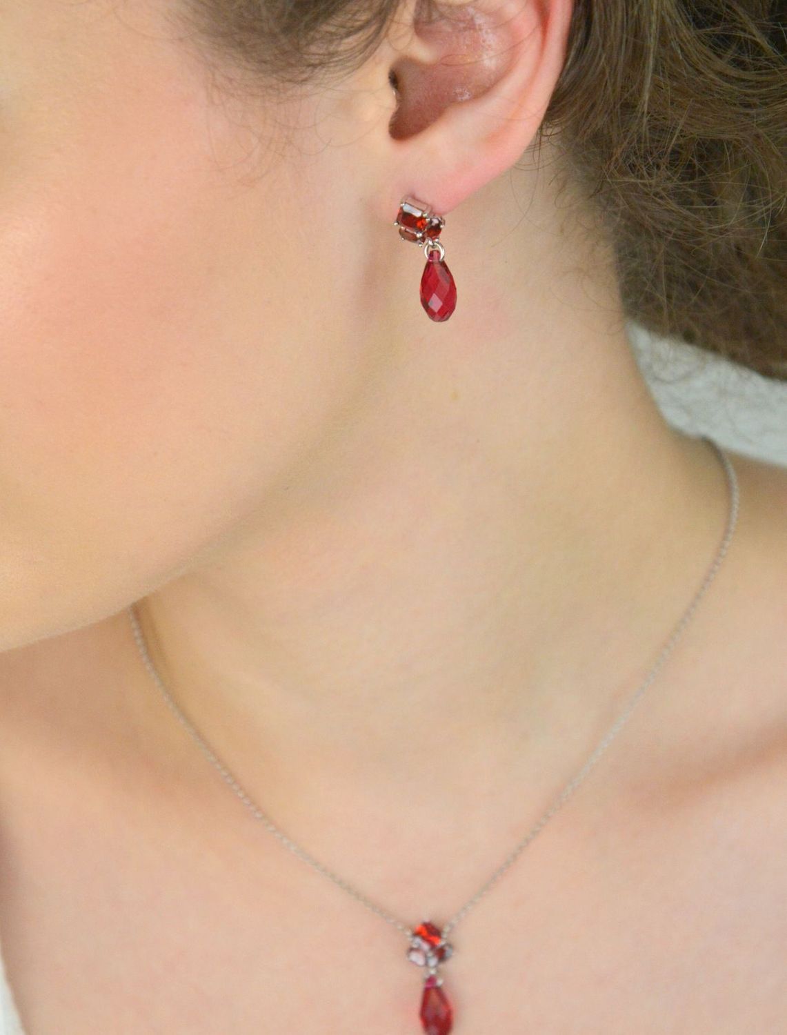 Kolczyki srebrne 925 z kryształami Light Siam. Model KK6010SCSC, długość 2,2 cm, szerokość 9 mm, waga 3,60 g. Elegancja i intensywny blask.1.webp