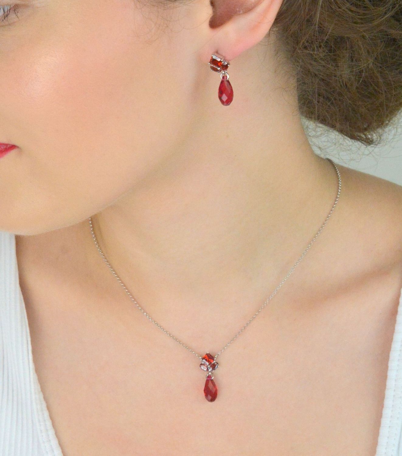 Kolczyki srebrne 925 z kryształami Light Siam. Model KK6010SCSC, długość 2,2 cm, szerokość 9 mm, waga 3,60 g. Elegancja i intensywny blask.1.webp