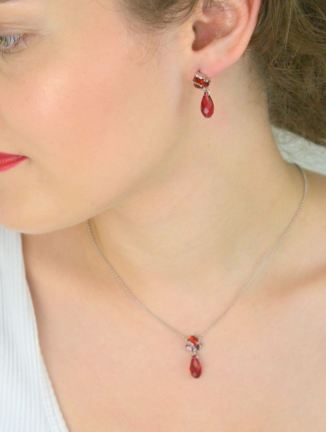 Kolczyki srebrne 925 z kryształami Light Siam. Model KK6010SCSC, długość 2,2 cm, szerokość 9 mm, waga 3,60 g. Elegancja i intensywny blask.1.webp