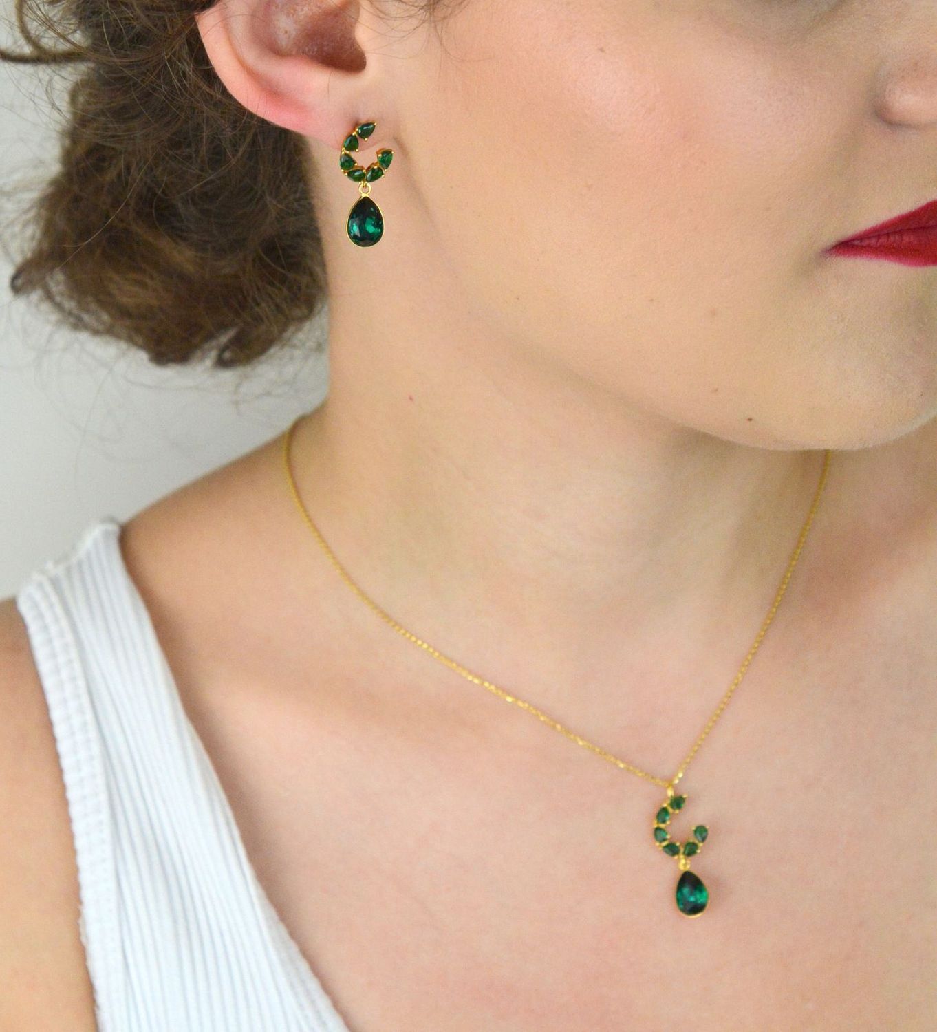 Kolczyki Spark KKG4320EMEM z pozłacanego srebra 925, ozdobione zielonymi cyrkoniami i kryształami Emerald. Zapięcie sztyft.1.jpg