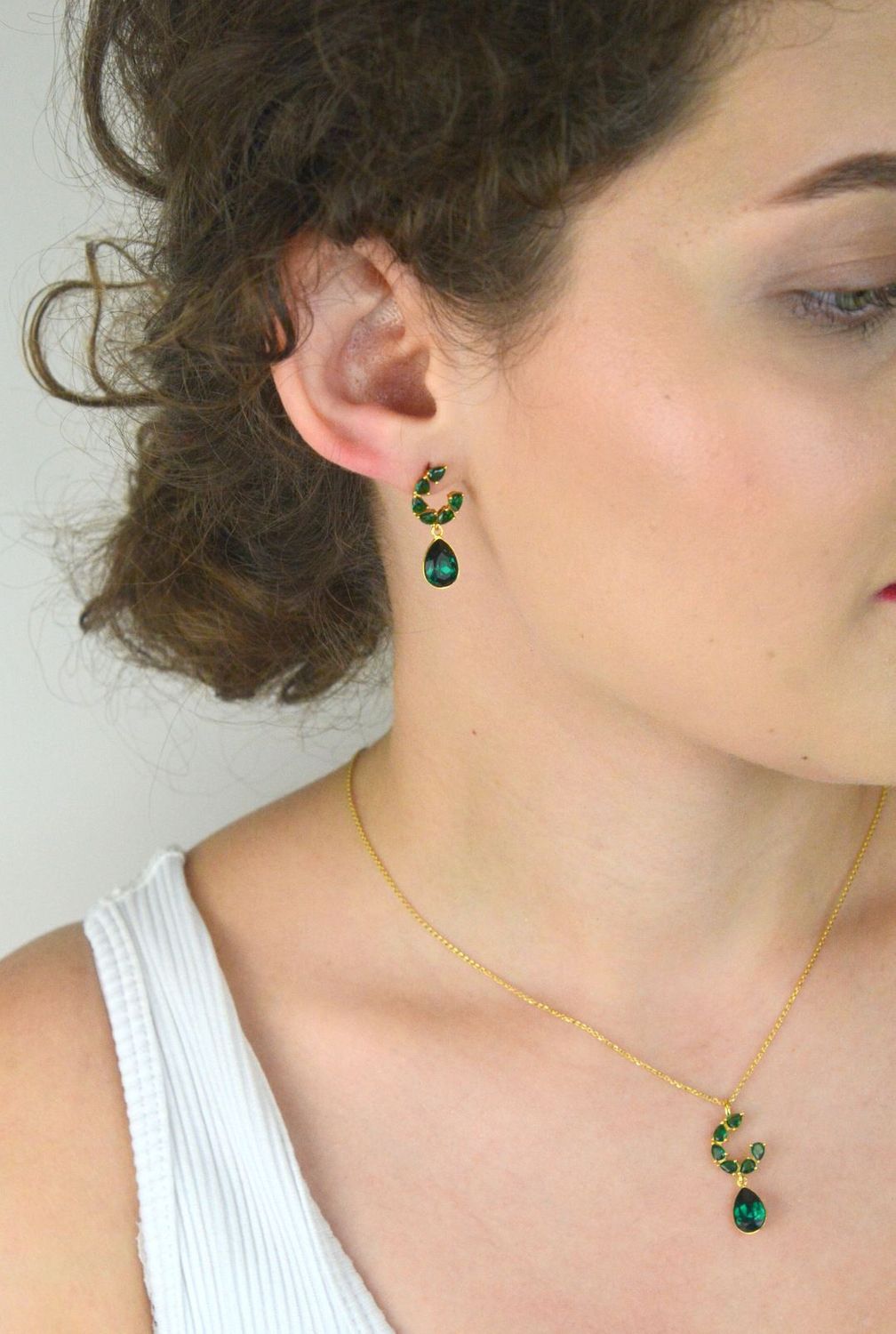 Kolczyki Spark KKG4320EMEM z pozłacanego srebra 925, ozdobione zielonymi cyrkoniami i kryształami Emerald. Zapięcie sztyft.1.jpg