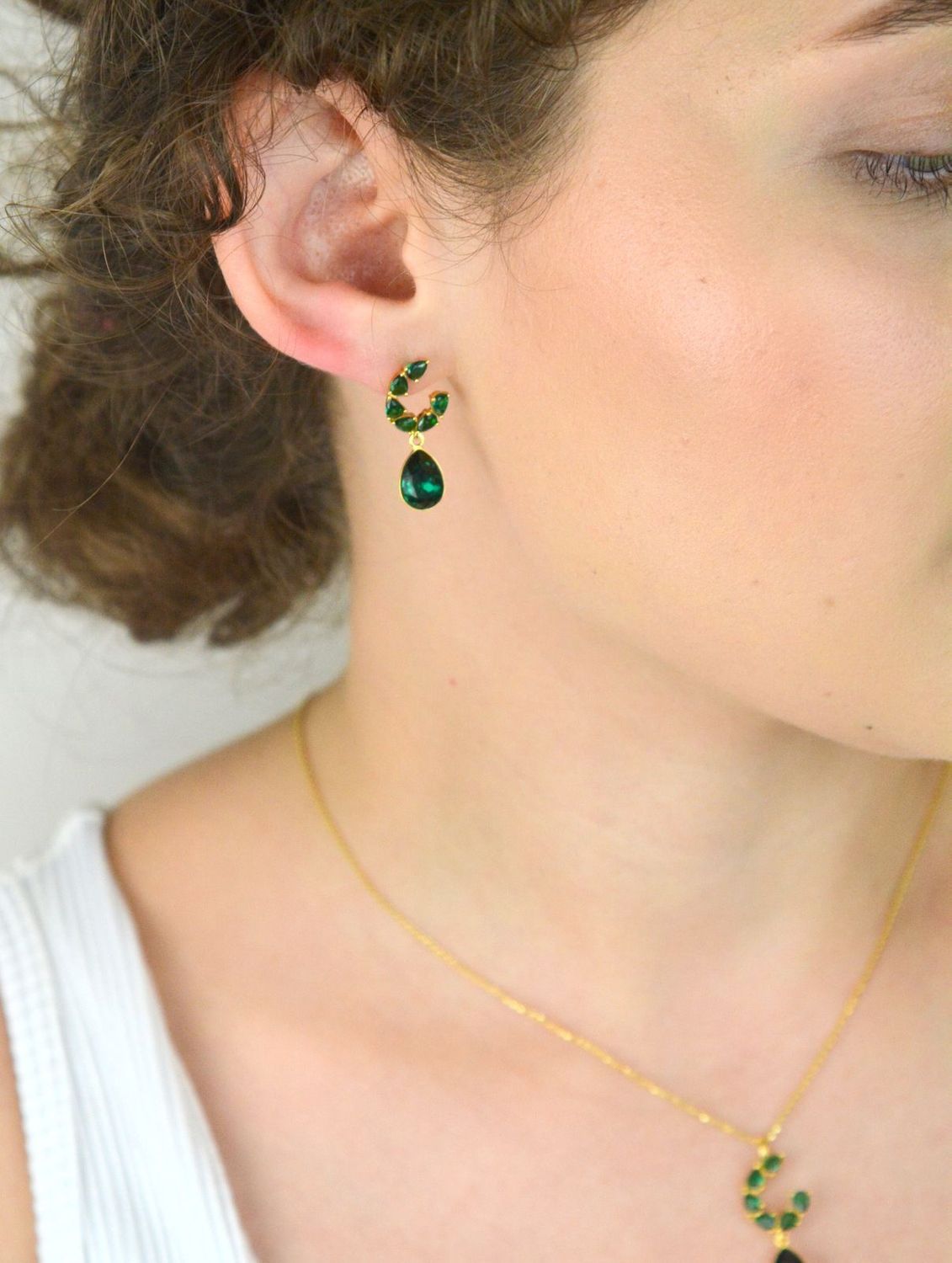 Kolczyki Spark KKG4320EMEM z pozłacanego srebra 925, ozdobione zielonymi cyrkoniami i kryształami Emerald. Zapięcie sztyft.1.jpg