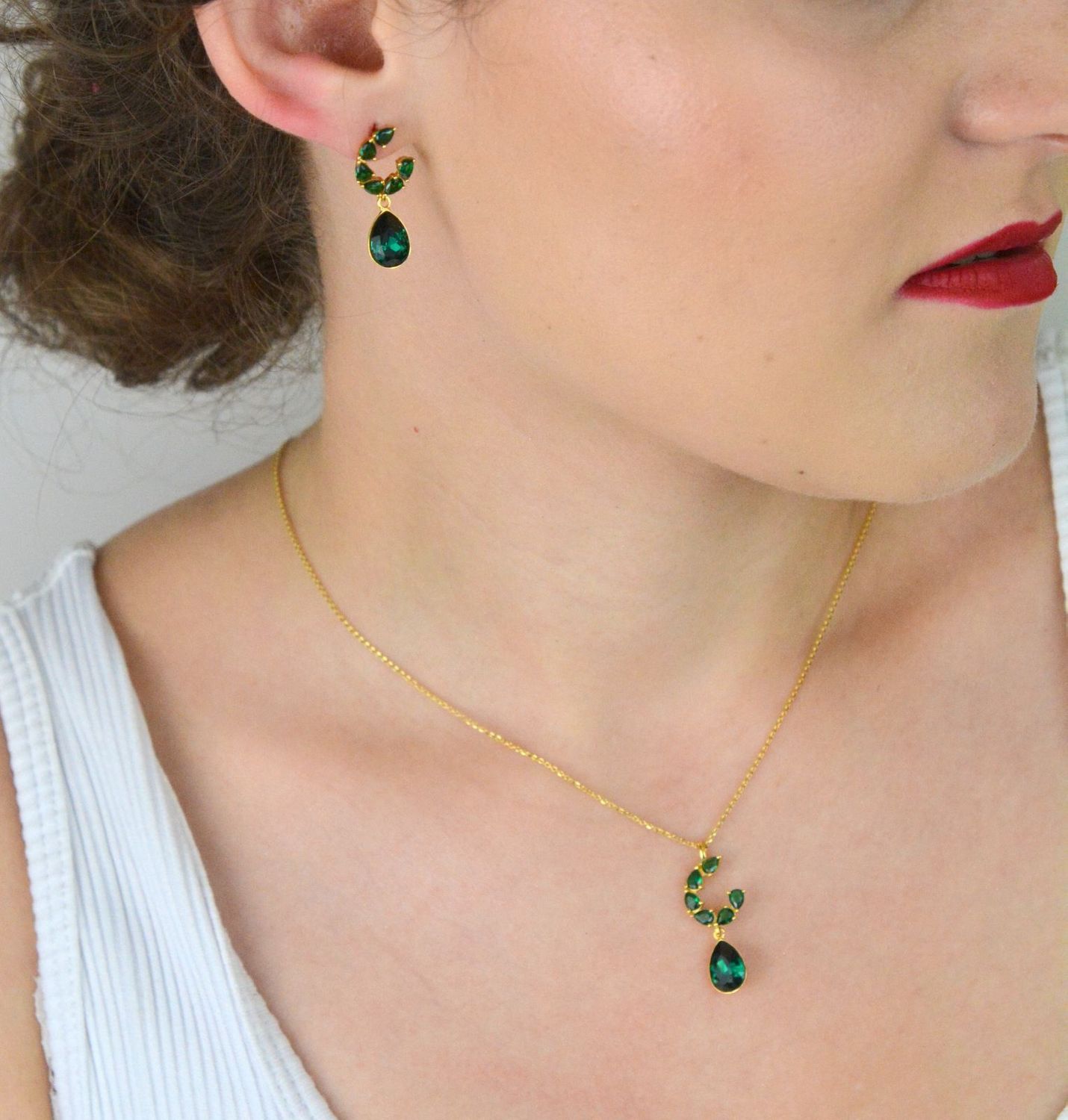 Kolczyki Spark KKG4320EMEM z pozłacanego srebra 925, ozdobione zielonymi cyrkoniami i kryształami Emerald. Zapięcie sztyft.1.jpg