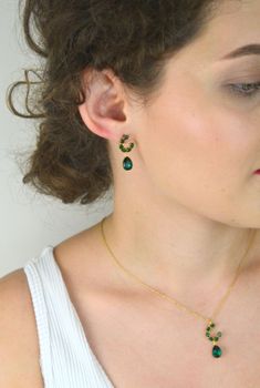 Kolczyki Spark KKG4320EMEM z pozłacanego srebra 925, ozdobione zielonymi cyrkoniami i kryształami Emerald. Zapięcie sztyft (3).JPG