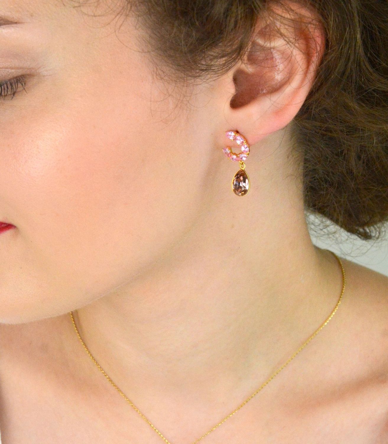 Kolczyki z pozłacanego srebra 925 z zielonymi cyrkoniami i kryształami Vintage Rose. Długość 2,1 cm. Eleganckie opakowanie w zestawie.1.jpg