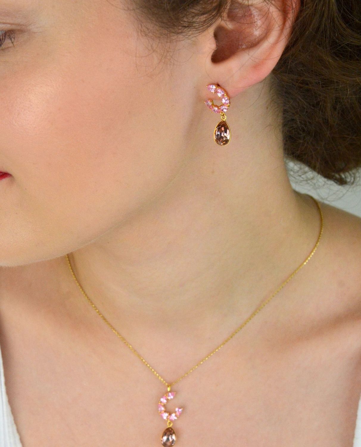 Kolczyki z pozłacanego srebra 925 z zielonymi cyrkoniami i kryształami Vintage Rose. Długość 2,1 cm. Eleganckie opakowanie w zestawie.1.jpg