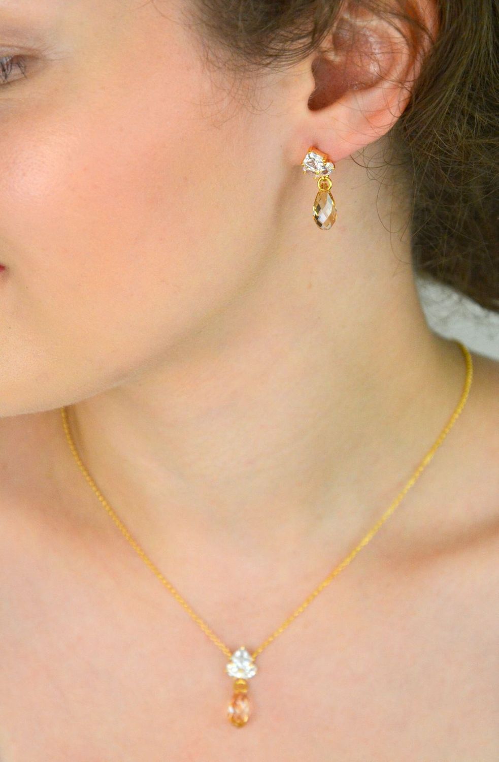 Eleganckie kolczyki Spark Golden Shadow wykonane z pozłacanego srebra 925, zdobione kryształkami. Wymiary 24,8 × 9,5 mm. Oryginalne opakowanie.1.jpg