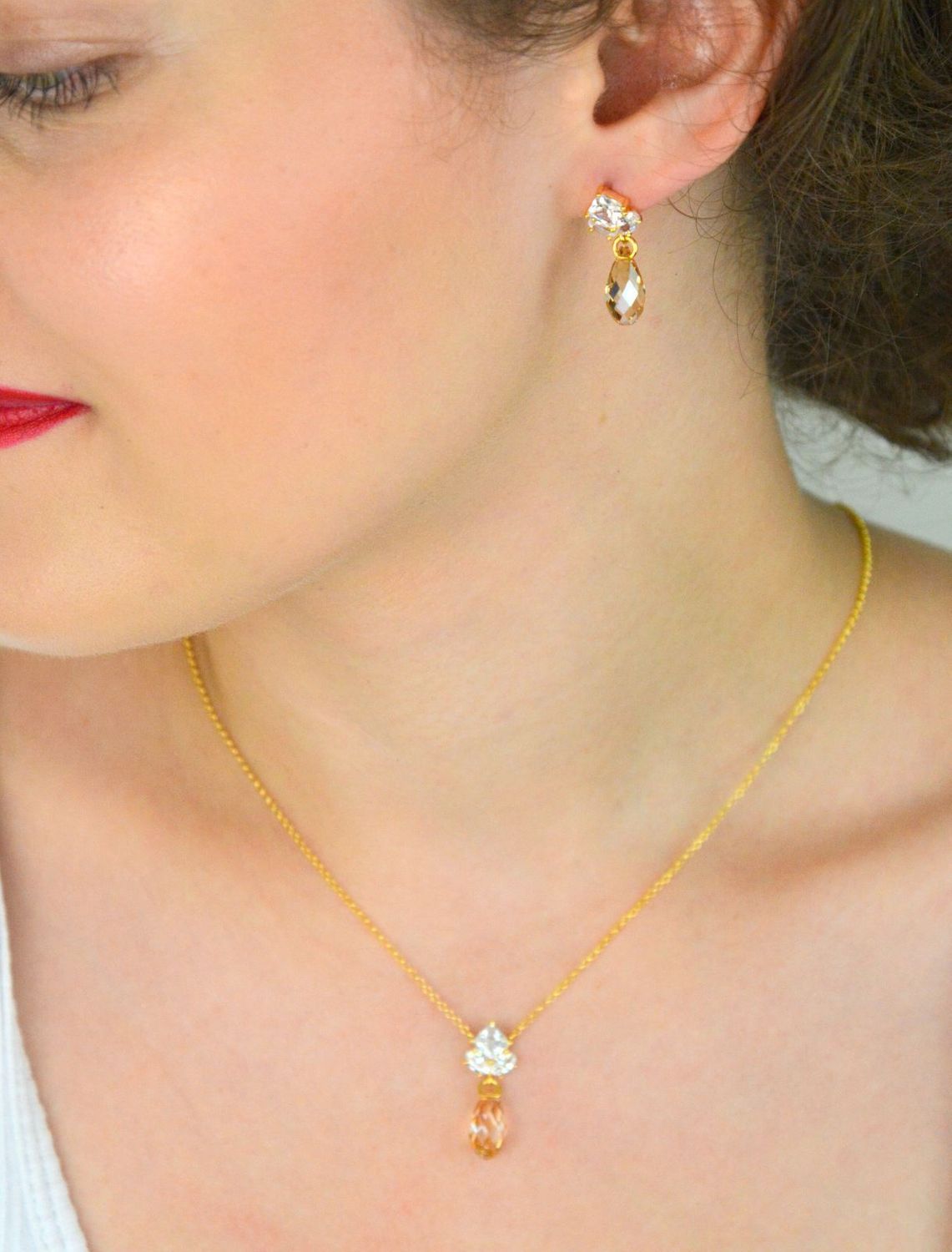 Eleganckie kolczyki Spark Golden Shadow wykonane z pozłacanego srebra 925, zdobione kryształkami. Wymiary 24,8 × 9,5 mm. Oryginalne opakowanie.1.jpg