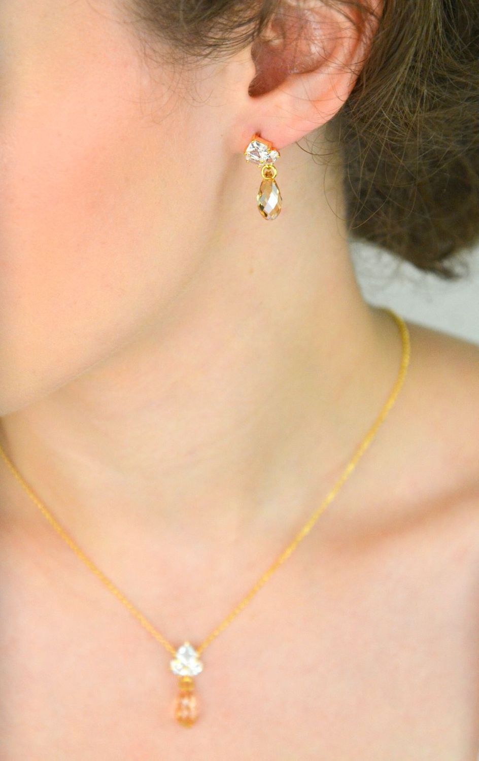 Eleganckie kolczyki Spark Golden Shadow wykonane z pozłacanego srebra 925, zdobione kryształkami. Wymiary 24,8 × 9,5 mm. Oryginalne opakowanie.1.jpg