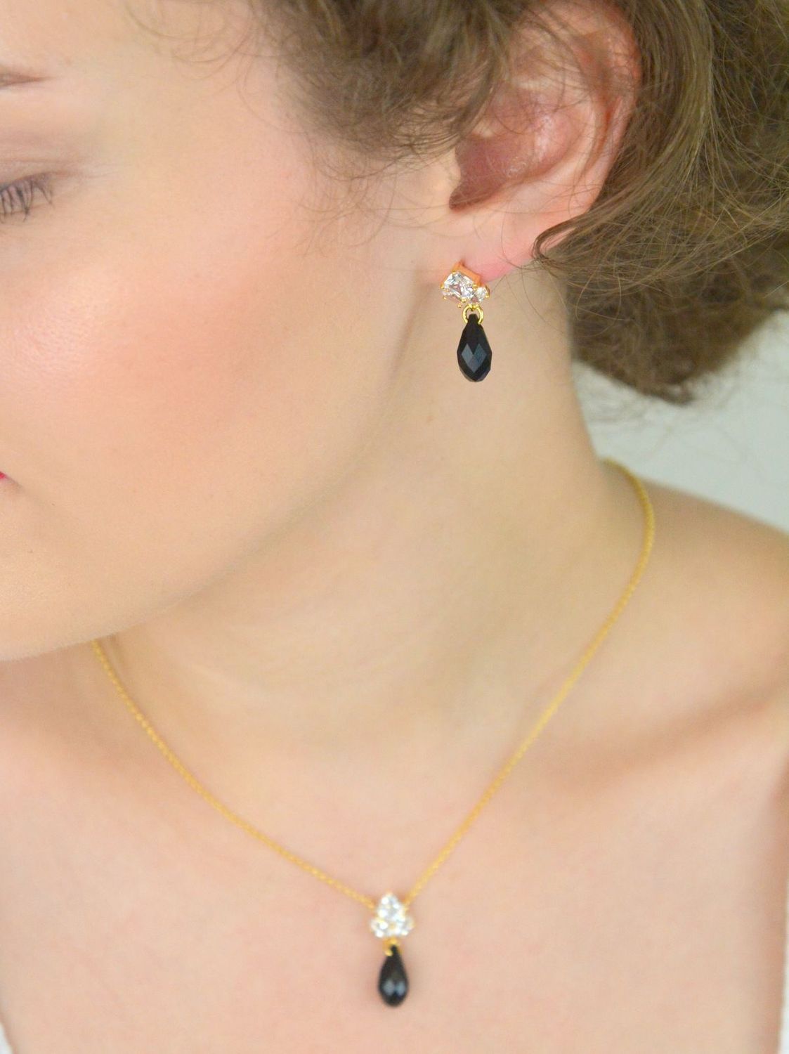 Kolczyki Spark z pozłacanego srebra 925, zdobione cyrkoniami i czarnymi kryształami Swarovskiego. Długość 2,5 cm, zapięcie na sztyft.1.webp