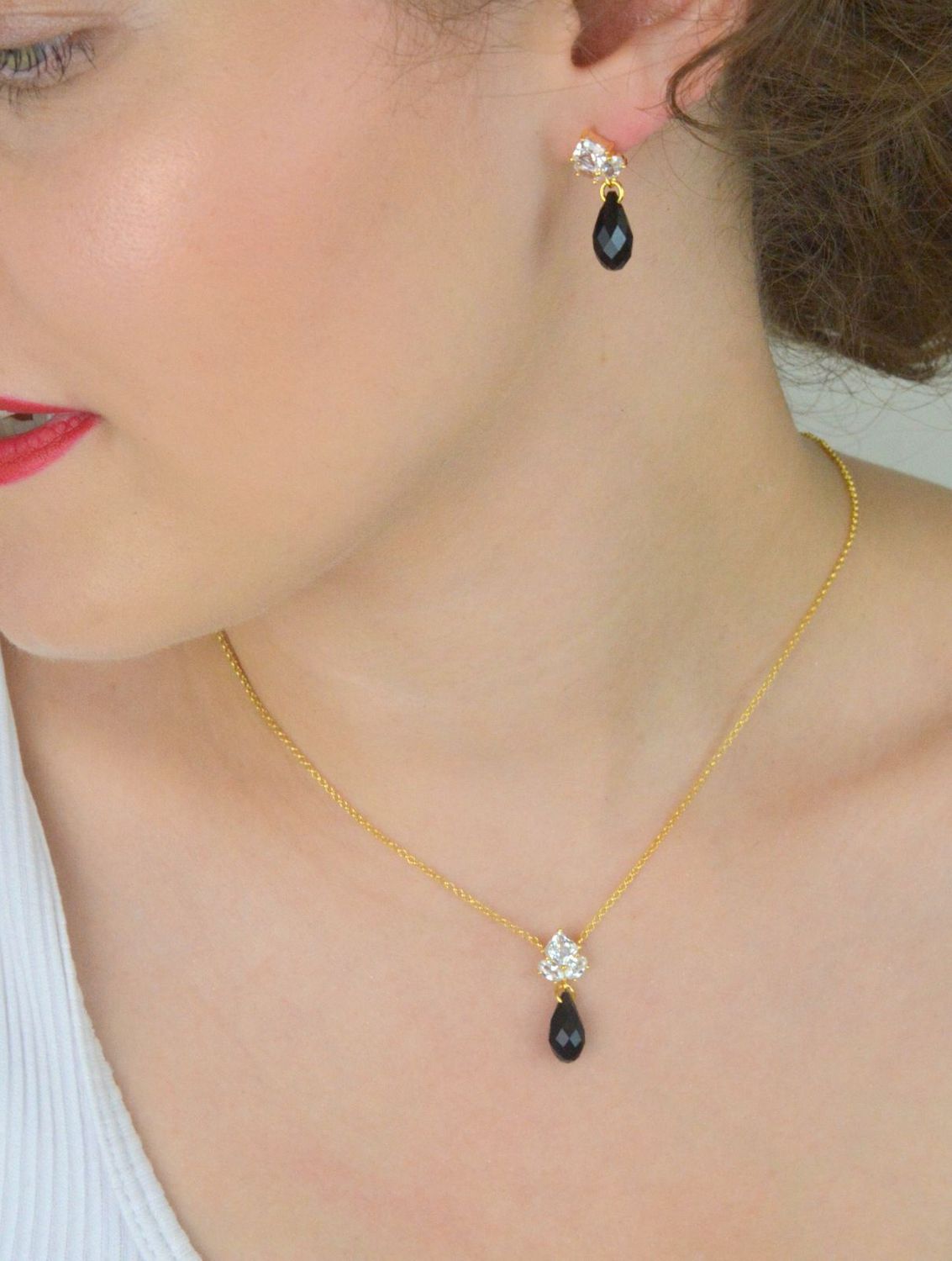 Kolczyki Spark z pozłacanego srebra 925, zdobione cyrkoniami i czarnymi kryształami Swarovskiego. Długość 2,5 cm, zapięcie na sztyft.1.webp