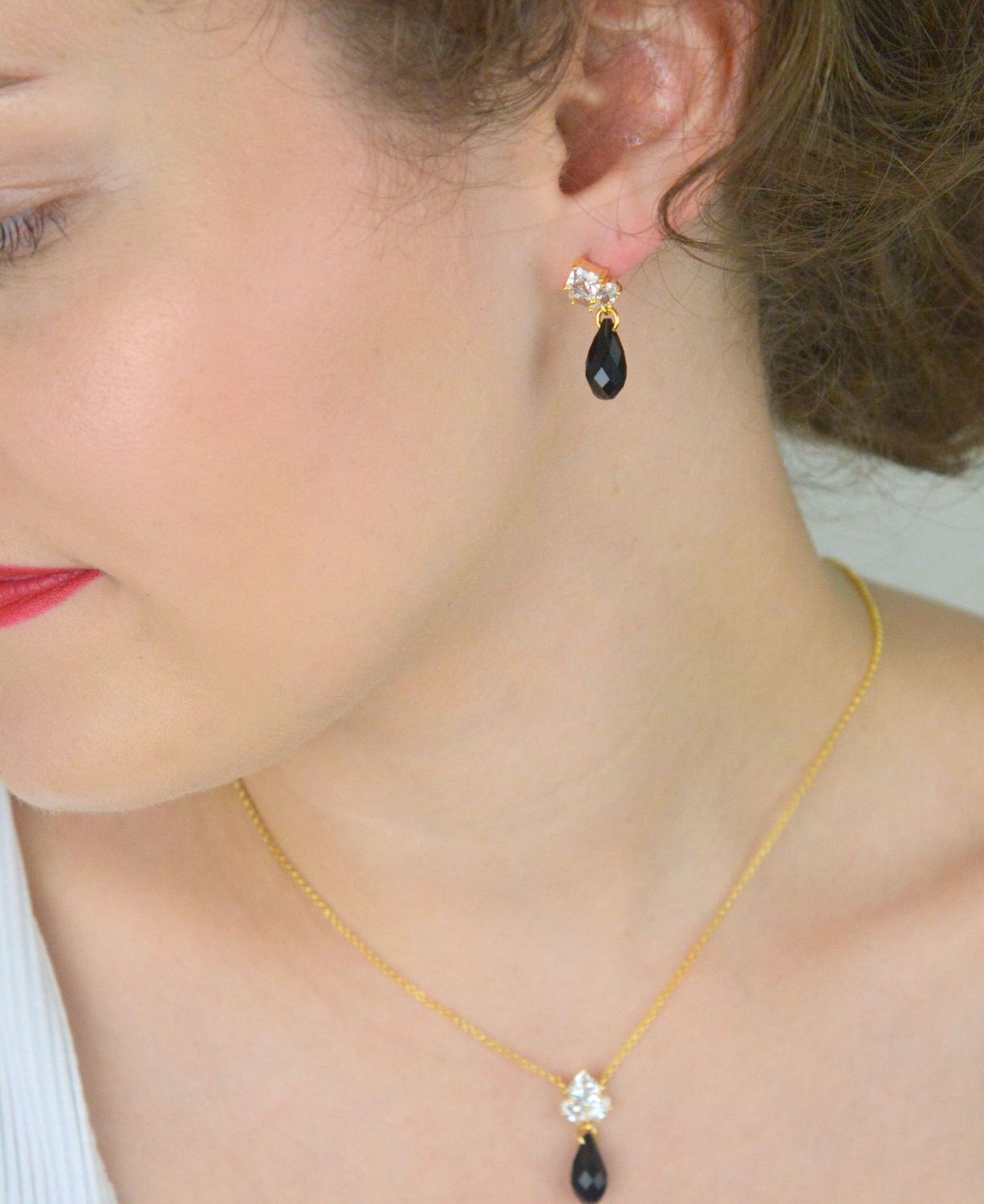 Kolczyki Spark z pozłacanego srebra 925, zdobione cyrkoniami i czarnymi kryształami Swarovskiego. Długość 2,5 cm, zapięcie na sztyft.1.webp