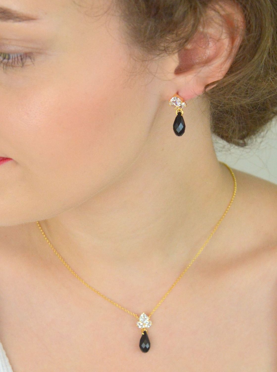 Kolczyki Spark z pozłacanego srebra 925, zdobione cyrkoniami i czarnymi kryształami Swarovskiego. Długość 2,5 cm, zapięcie na sztyft.1.webp