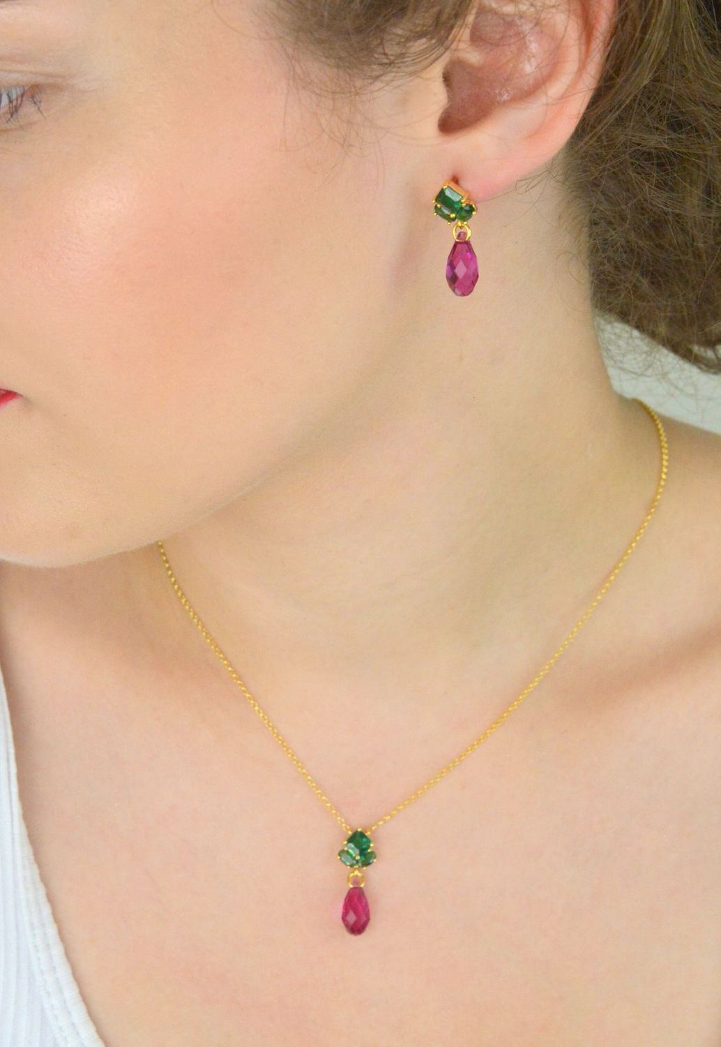 Kolczyki Spark pozłacane srebro 925 z kryształami w kolorze głębokiej zieleni i fuksji. Długość 2,5 cm. Zapięcie na sztyft. Pełne blasku i elegancji.1.jpg