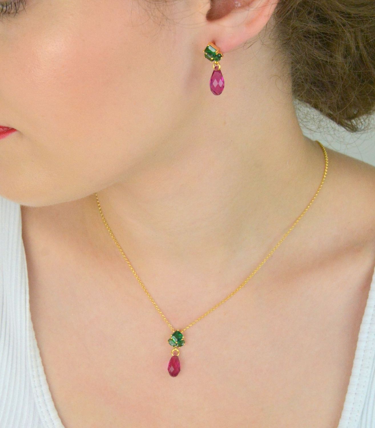 Kolczyki Spark pozłacane srebro 925 z kryształami w kolorze głębokiej zieleni i fuksji. Długość 2,5 cm. Zapięcie na sztyft. Pełne blasku i elegancji.1.jpg