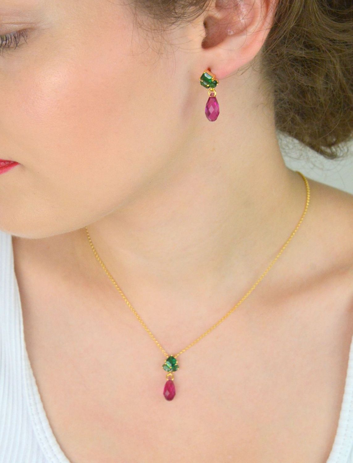 Kolczyki Spark pozłacane srebro 925 z kryształami w kolorze głębokiej zieleni i fuksji. Długość 2,5 cm. Zapięcie na sztyft. Pełne blasku i elegancji.1.jpg