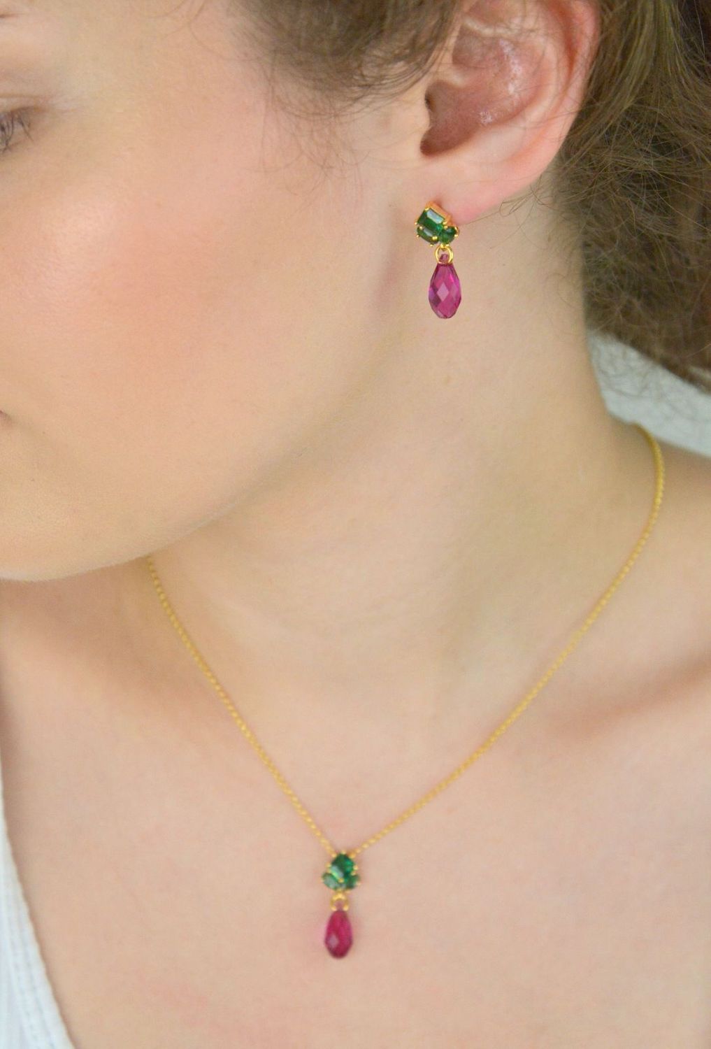 Kolczyki Spark pozłacane srebro 925 z kryształami w kolorze głębokiej zieleni i fuksji. Długość 2,5 cm. Zapięcie na sztyft. Pełne blasku i elegancji.1.jpg