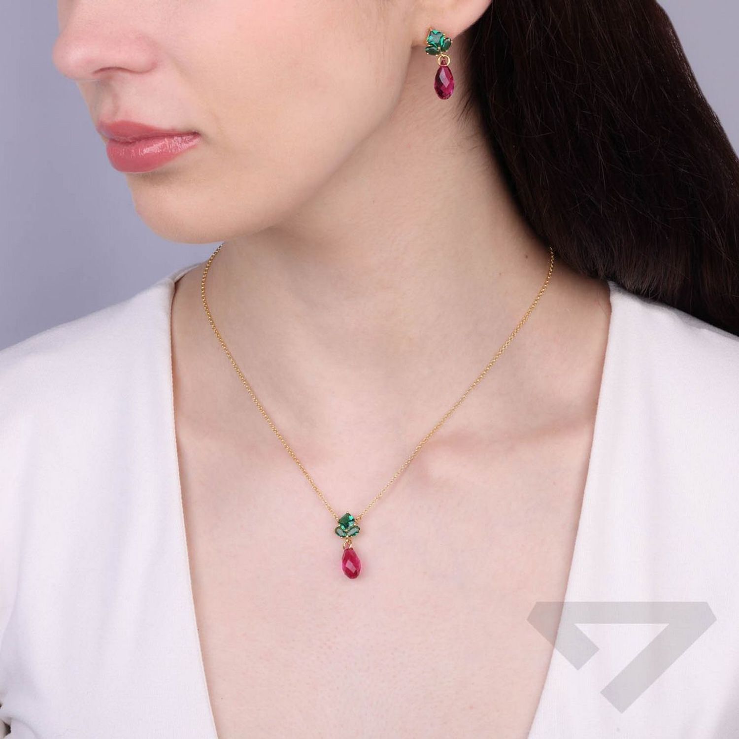 Kolczyki Spark pozłacane srebro 925 z kryształami w kolorze głębokiej zieleni i fuksji. Długość 2,5 cm. Zapięcie na sztyft. Pełne blasku i elegancji.1.jpg