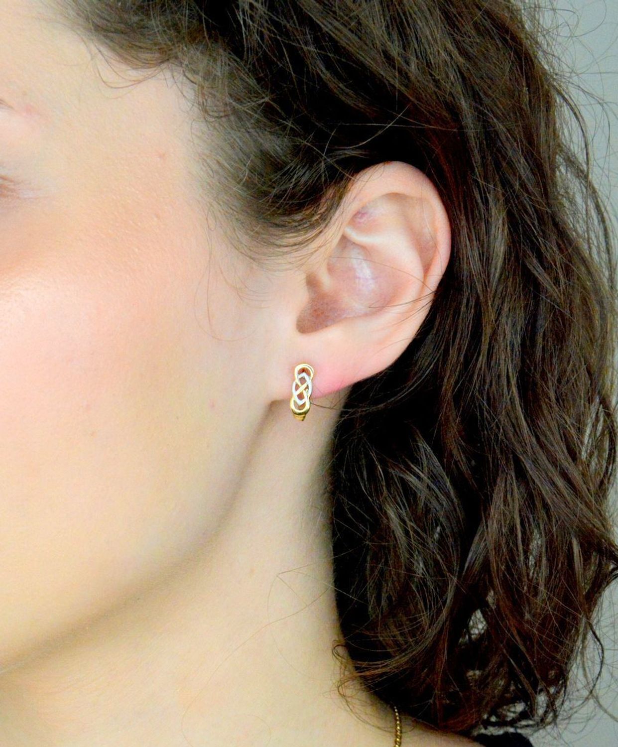 Kolczyki złote węzeł zapięcie angielskie próba 585 KL1654. Złote kolczyki damskie. Złote kolczyki na komunię. Damska biżuteria złota. Kolczyki z wygodnym zapięciem. 1.jpg