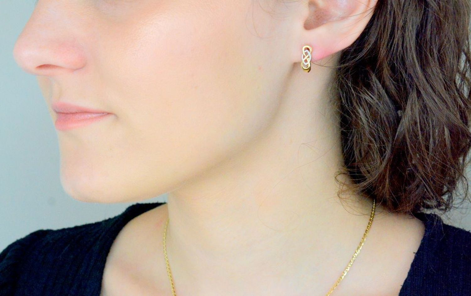 Kolczyki złote węzeł zapięcie angielskie próba 585 KL1654. Złote kolczyki damskie. Złote kolczyki na komunię. Damska biżuteria złota. Kolczyki z wygodnym zapięciem. 1.jpg