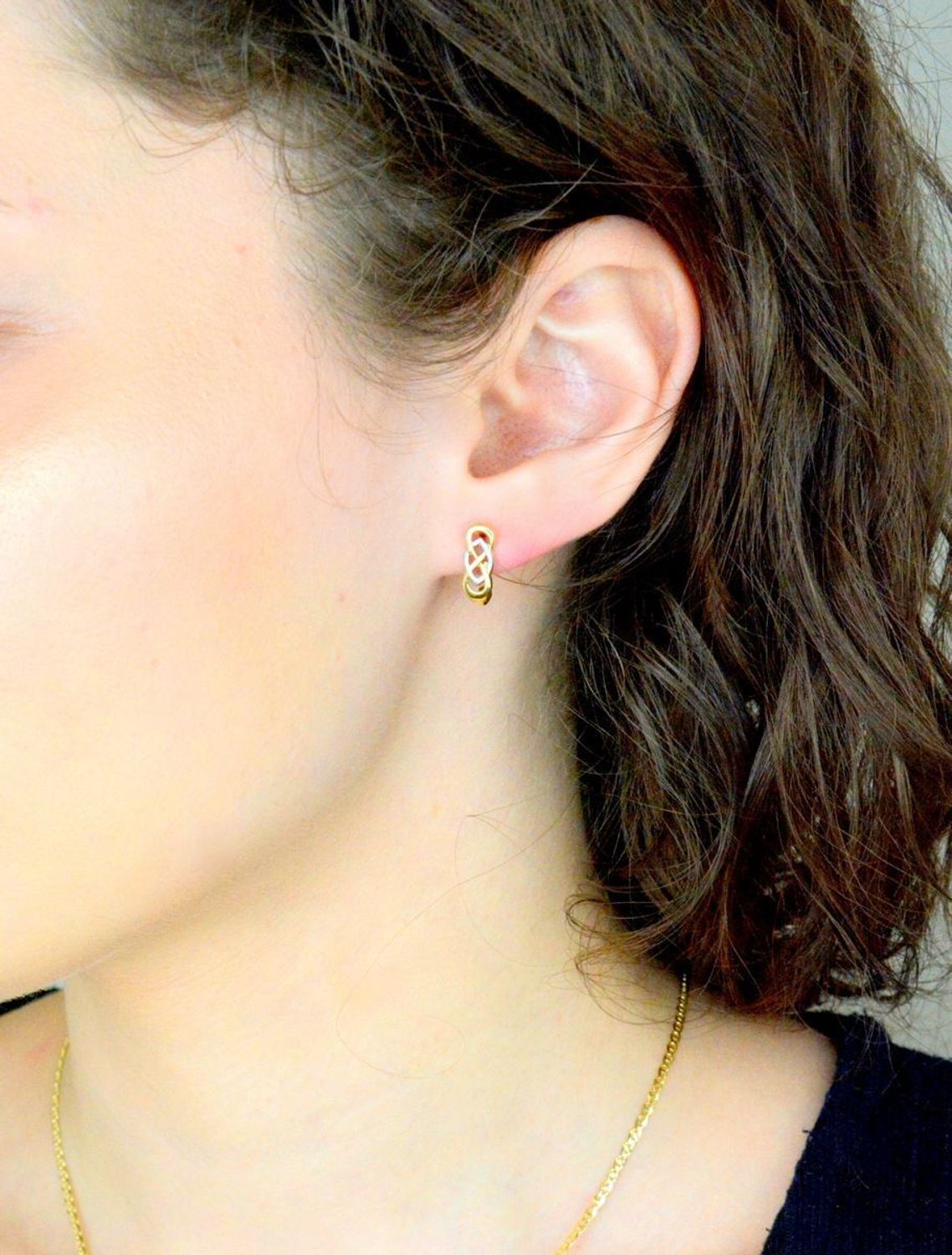 Kolczyki złote węzeł zapięcie angielskie próba 585 KL1654. Złote kolczyki damskie. Złote kolczyki na komunię. Damska biżuteria złota. Kolczyki z wygodnym zapięciem. 1.jpg