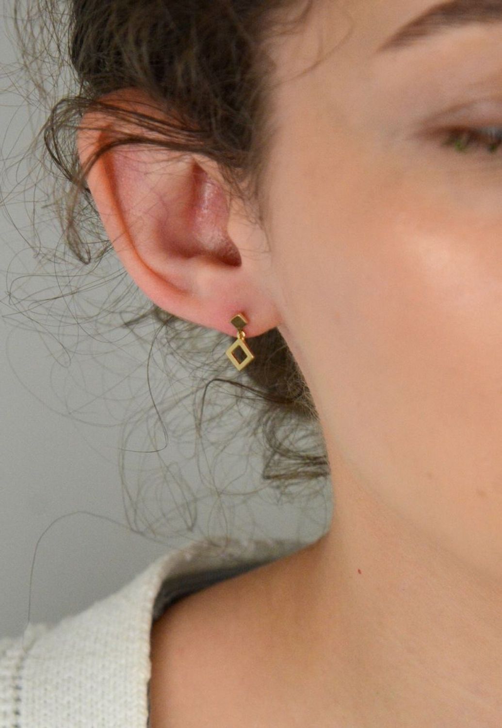 Kolczyki złote wiszące pr 585, romby KL6906 Te eleganckie, wiszące kolczyki w kształcie rombów wykonane są z najwyższej jakości złota próby 585, co gwarantuje ich trwałość1.jpg