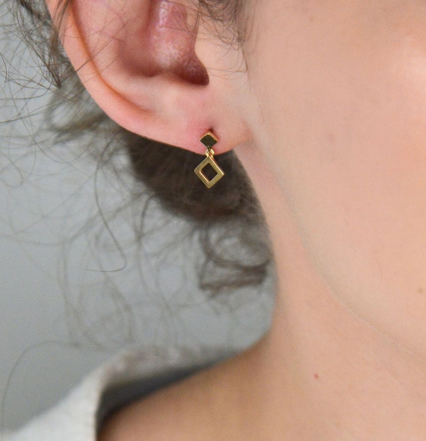 Kolczyki złote wiszące pr 585, romby KL6906 Te eleganckie, wiszące kolczyki w kształcie rombów wykonane są z najwyższej jakości złota próby 585, co gwarantuje ich trwałość1.jpg