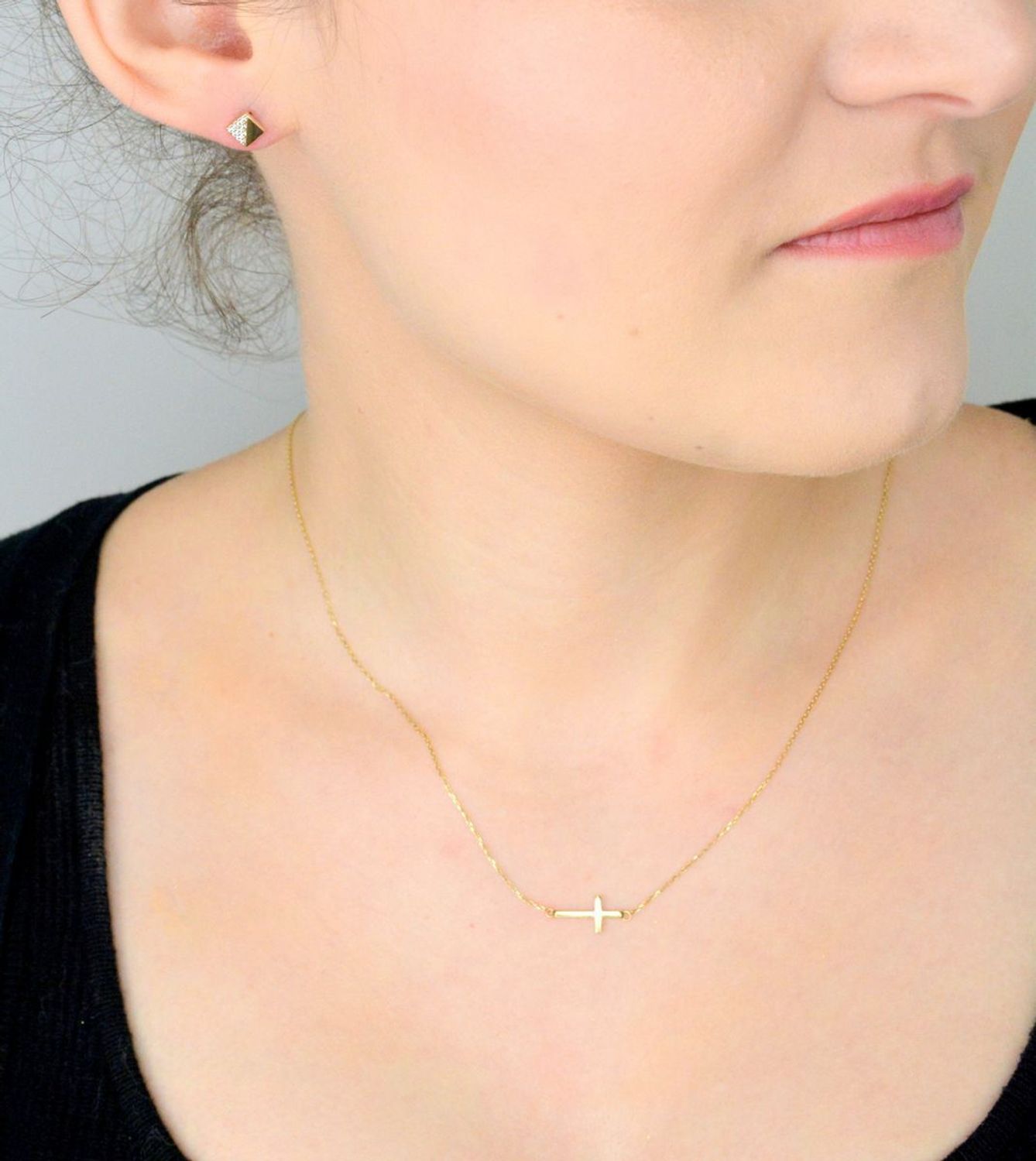 Kolczyki damskie złote kwadraty 585 z cyrkoniami na skos KL7293 Złote kolczyki 585 kwadraciki. Te oryginalne kolczyki ze złota, kształtem elementu ozdobnego przypominają gładkie kwadraty. 1.jpg