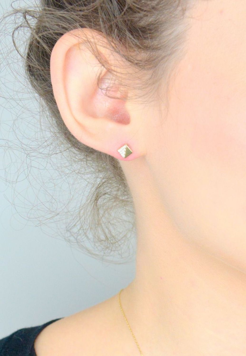 Kolczyki damskie złote kwadraty 585 z cyrkoniami na skos KL7293 Złote kolczyki 585 kwadraciki. Te oryginalne kolczyki ze złota, kształtem elementu ozdobnego przypominają gładkie kwadraty. 1.jpg