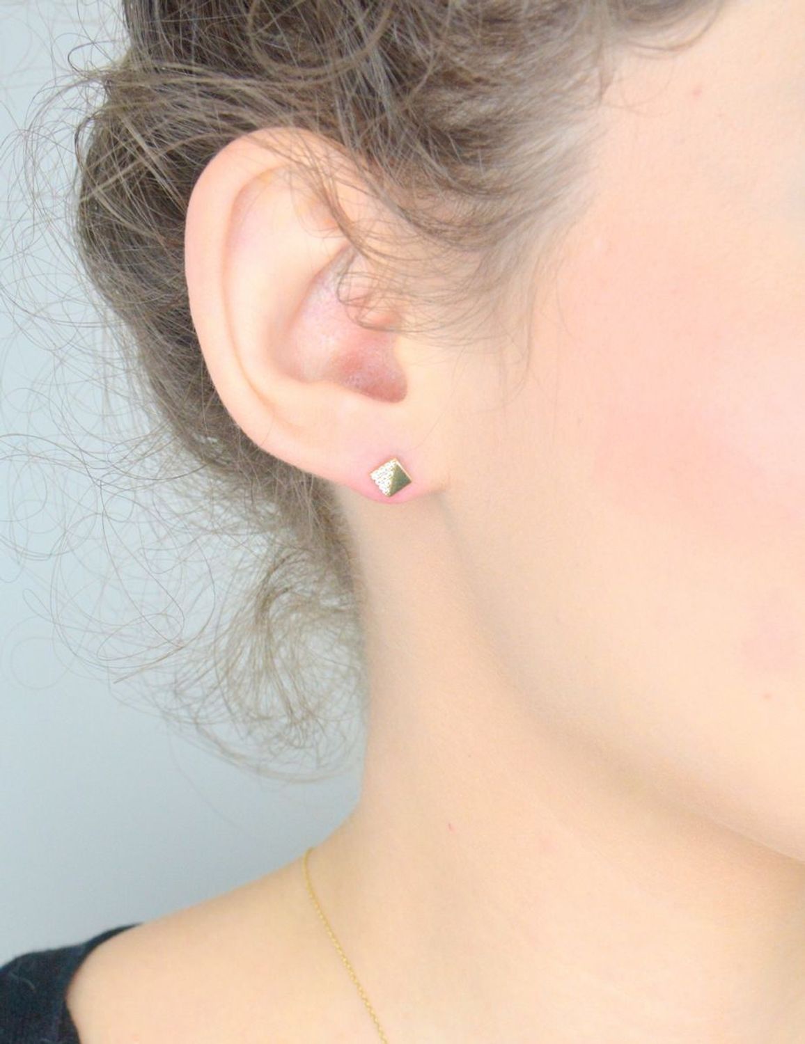 Kolczyki damskie złote kwadraty 585 z cyrkoniami na skos KL7293 Złote kolczyki 585 kwadraciki. Te oryginalne kolczyki ze złota, kształtem elementu ozdobnego przypominają gładkie kwadraty. 1.jpg