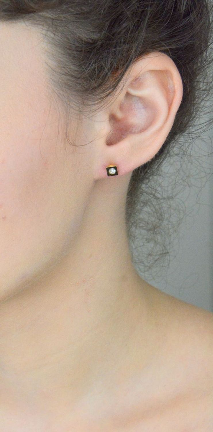 Kolczyki damskie złote kwadraty z cyrkoniami 585 KL7294 Złote kolczyki 585 kwadraciki. Te oryginalne kolczyki ze złota, kształtem elementu ozdobnego przypominają gładkie kwadraty. 1.jpg