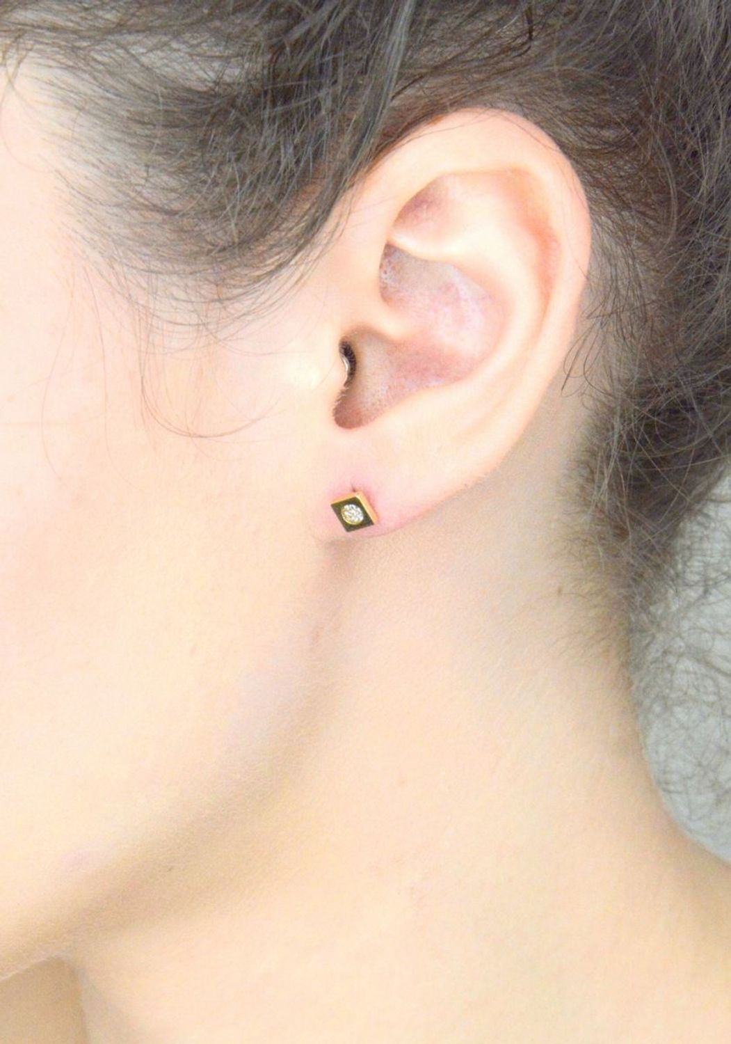 Kolczyki damskie złote kwadraty z cyrkoniami 585 KL7294 Złote kolczyki 585 kwadraciki. Te oryginalne kolczyki ze złota, kształtem elementu ozdobnego przypominają gładkie kwadraty. 1.jpg