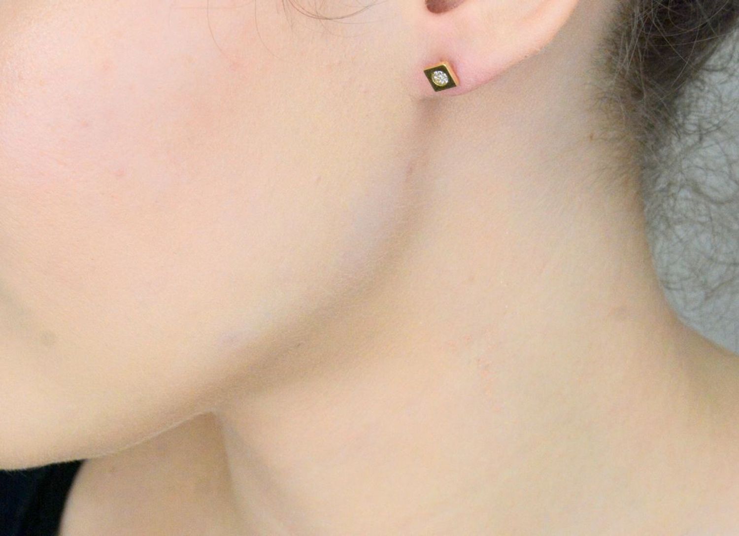 Kolczyki damskie złote kwadraty z cyrkoniami 585 KL7294 Złote kolczyki 585 kwadraciki. Te oryginalne kolczyki ze złota, kształtem elementu ozdobnego przypominają gładkie kwadraty. 1.jpg