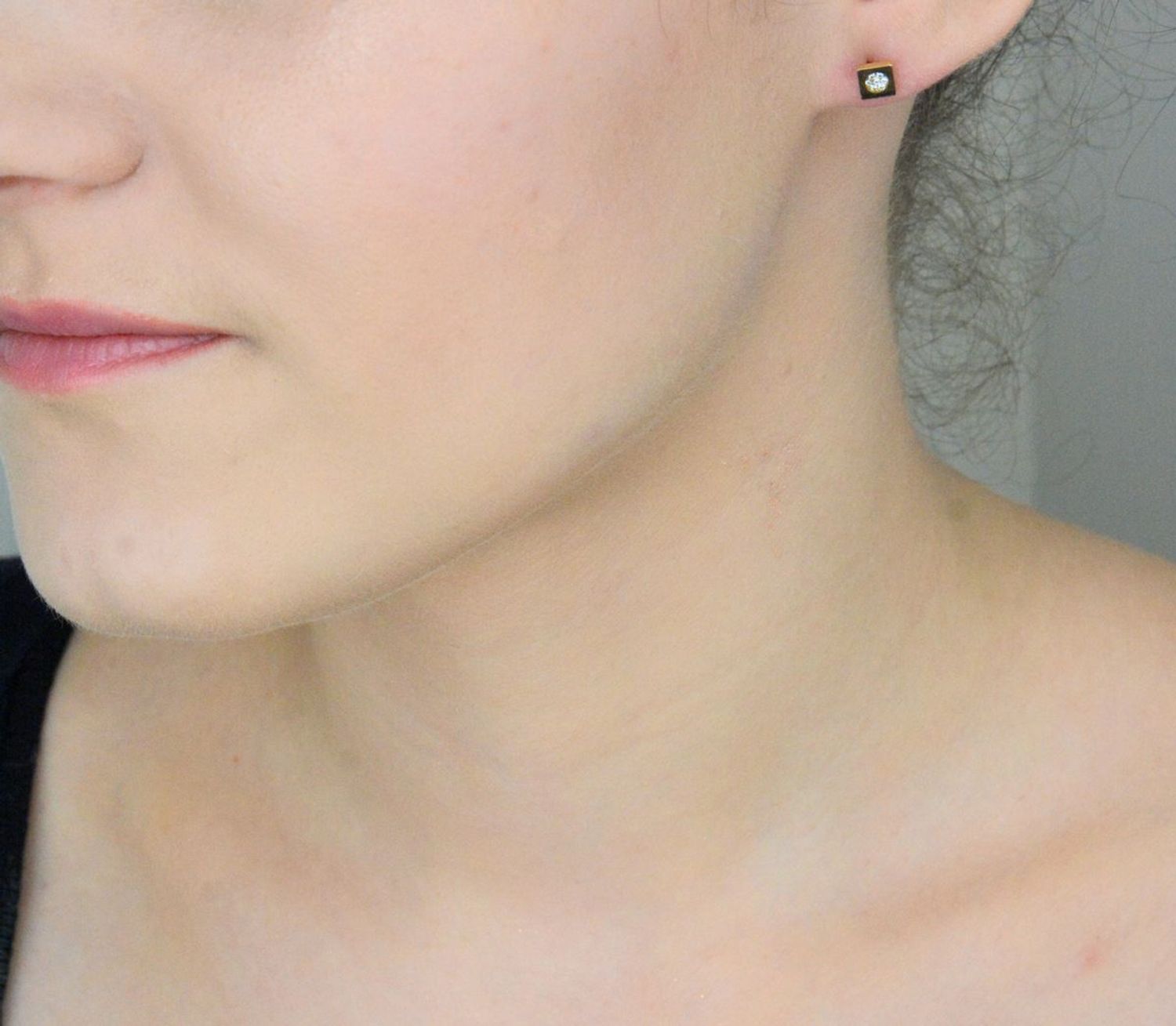 Kolczyki damskie złote kwadraty z cyrkoniami 585 KL7294 Złote kolczyki 585 kwadraciki. Te oryginalne kolczyki ze złota, kształtem elementu ozdobnego przypominają gładkie kwadraty. 1.jpg