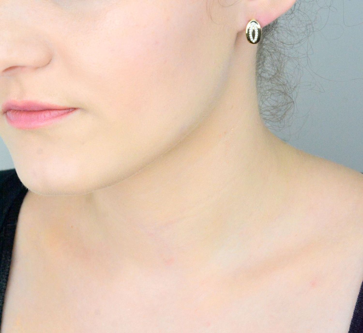 Złote kolczyki damskie owalne z cyrkoniami. Elegancka biżuteria, która podkreśli każdą kobiecą stylizację. Kolczyki wykonane z wysokiej jakości złota próby 333 mają klasyczny, owalny kształt1.jpg