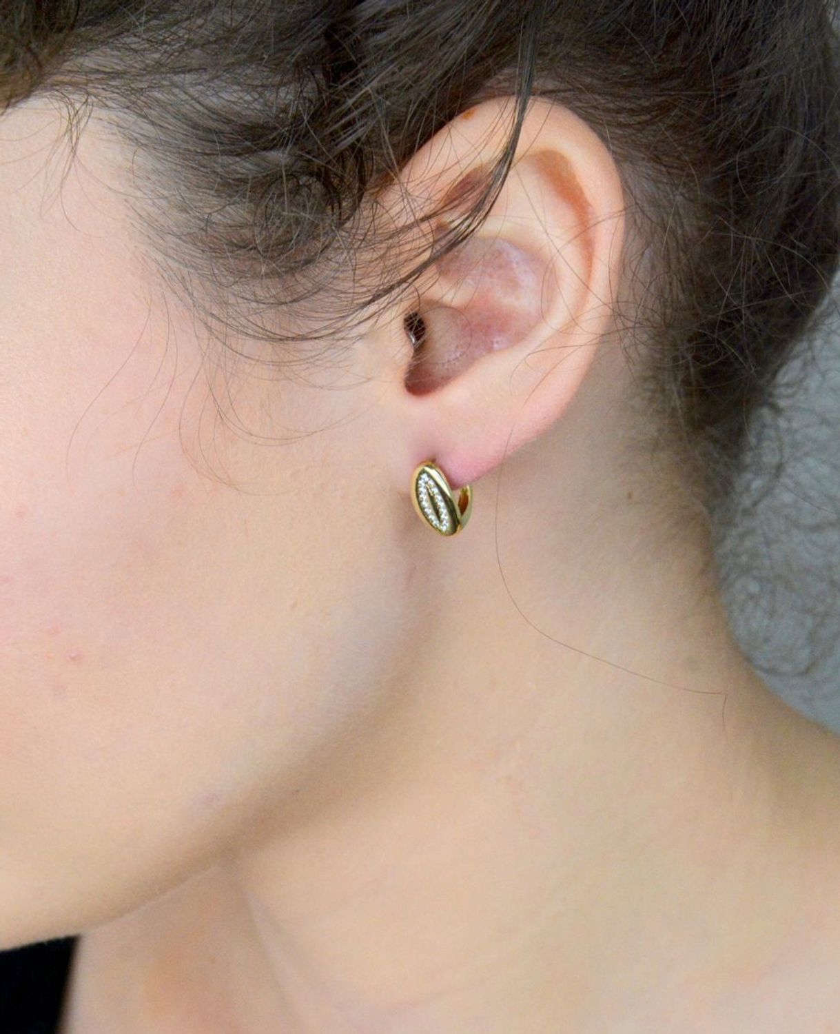 Złote kolczyki damskie owalne z cyrkoniami. Elegancka biżuteria, która podkreśli każdą kobiecą stylizację. Kolczyki wykonane z wysokiej jakości złota próby 333 mają klasyczny, owalny kształt1.jpg