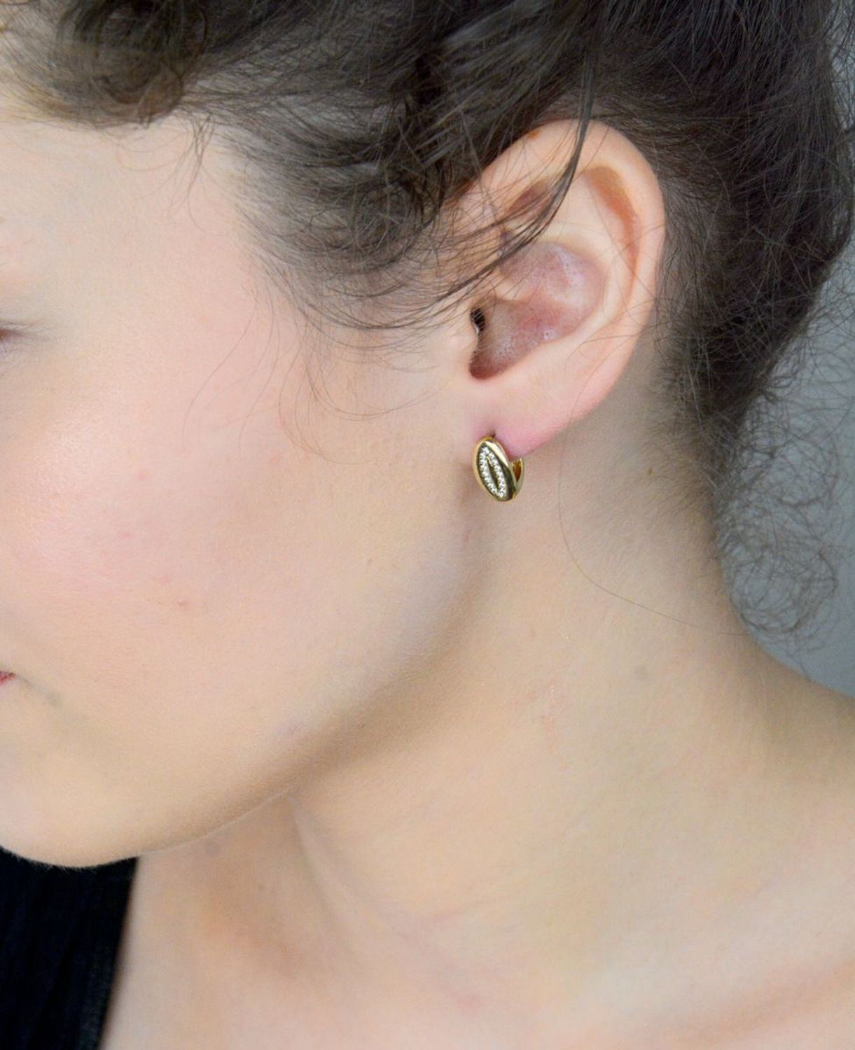 Złote kolczyki damskie owalne z cyrkoniami. Elegancka biżuteria, która podkreśli każdą kobiecą stylizację. Kolczyki wykonane z wysokiej jakości złota próby 333 mają klasyczny, owalny kształt1.jpg