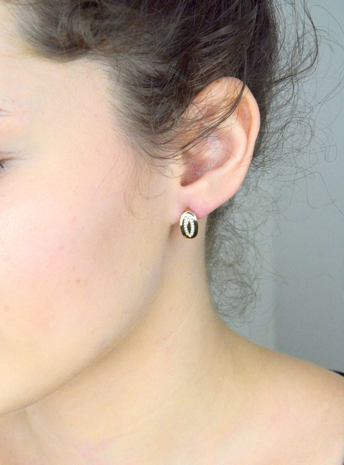 Złote kolczyki damskie owalne z cyrkoniami. Elegancka biżuteria, która podkreśli każdą kobiecą stylizację. Kolczyki wykonane z wysokiej jakości złota próby 333 mają klasyczny, owalny kształt1.jpg