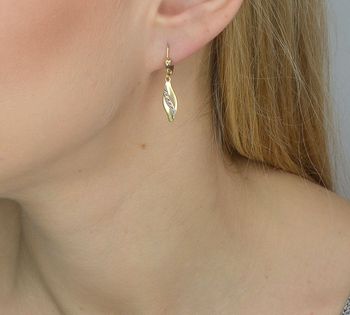 Złote kolczyki wiszące 333 przeplatane z białego i żółtego złota. Złote kolczyki 333 przeplatane KL7360 Złote kolczyki to piękny upominek i pamiątka na długie lata (1).JPG