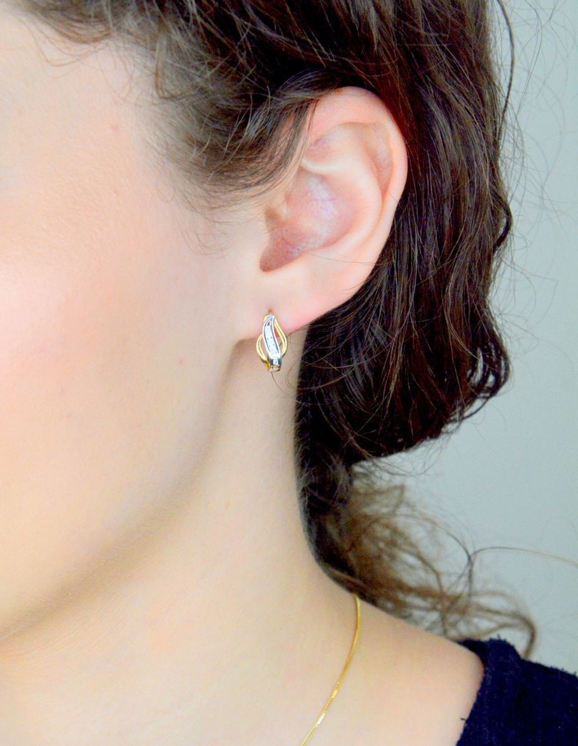 zlote-kolczyki-angielskie-zapiecie-proba-333-z-cyrkoniaZłote kolczyki angielskie zapięcie próba 333 z cyrkonią KL 7435 333. Kolczyki złote w Sklepie z Biżuterią zegarki-diament.p.jpg