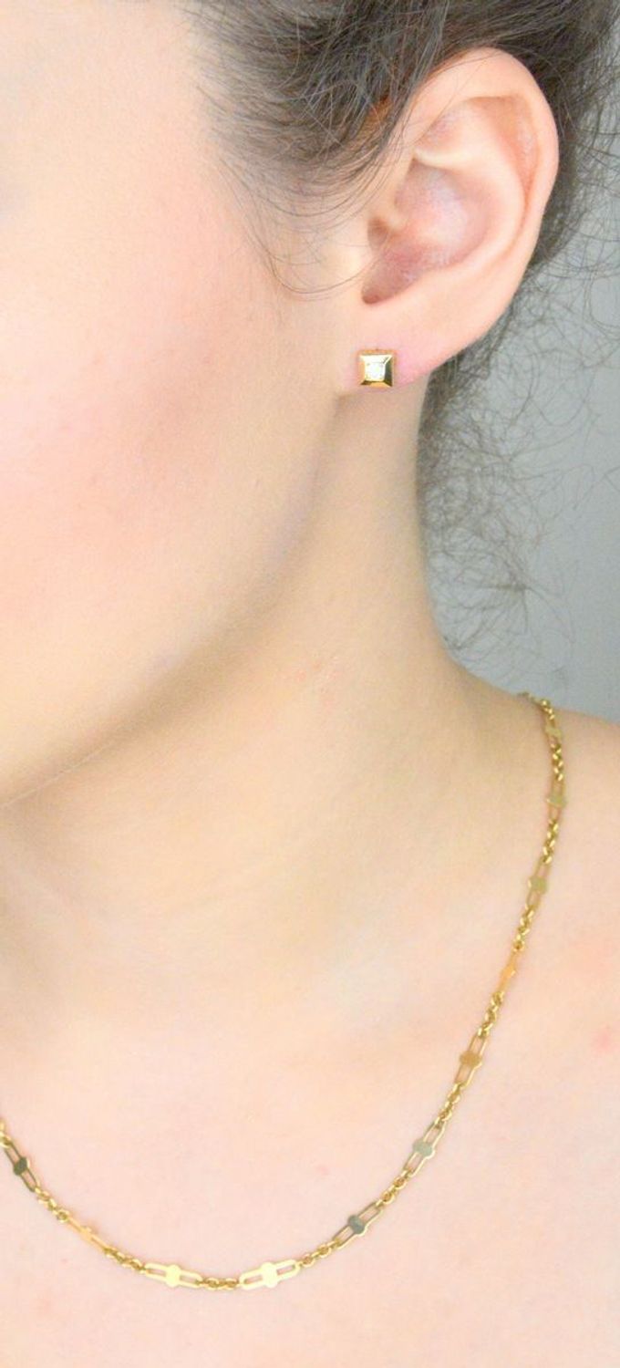 Kolczyki złote damskie kwadraty z cyrkonią próba 585 KL7833 Stylowe kolczyki wykonane ze złota próby 585. Kolczyki mają kształt kwadratów, ozdobione w środku grawerem. 1.jpg