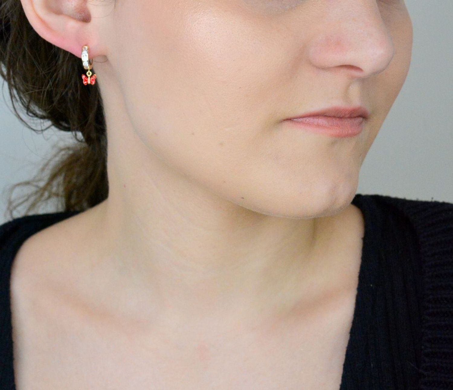 Kolczyki złote dziecięce z czerwonym motylkiem i cyrkonią próba 585. Urocze, złote kolczyki dziecięce z wiszącym emaliowanym motylkiem, cyrkoniami i zapięciem angielskim to idealny wybór dla małych księżniczek. Wykonane z wysokiej jakości złota 1.jpg