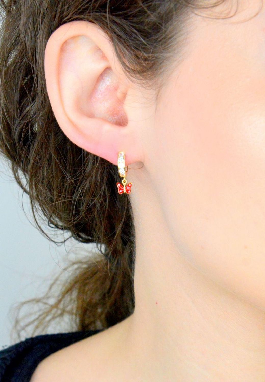 Kolczyki złote dziecięce z czerwonym motylkiem i cyrkonią próba 585. Urocze, złote kolczyki dziecięce z wiszącym emaliowanym motylkiem, cyrkoniami i zapięciem angielskim to idealny wybór dla małych księżniczek. Wykonane z wysokiej jakości złota 1.jpg
