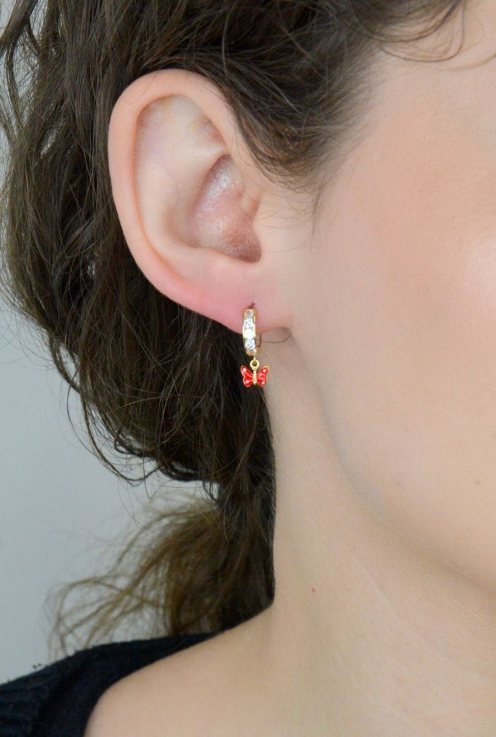 Kolczyki złote dziecięce z czerwonym motylkiem i cyrkonią próba 585. Urocze, złote kolczyki dziecięce z wiszącym emaliowanym motylkiem, cyrkoniami i zapięciem angielskim to idealny wybór dla małych księżniczek. Wykonane z wysokiej jakości złota 1.jpg