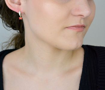 Kolczyki złote dziecięce koła z czerwonym motylkiem i cyrkonią próba 585. Urocze, złote kolczyki dziecięce z wiszącym emaliowanym motylkiem (1).JPG