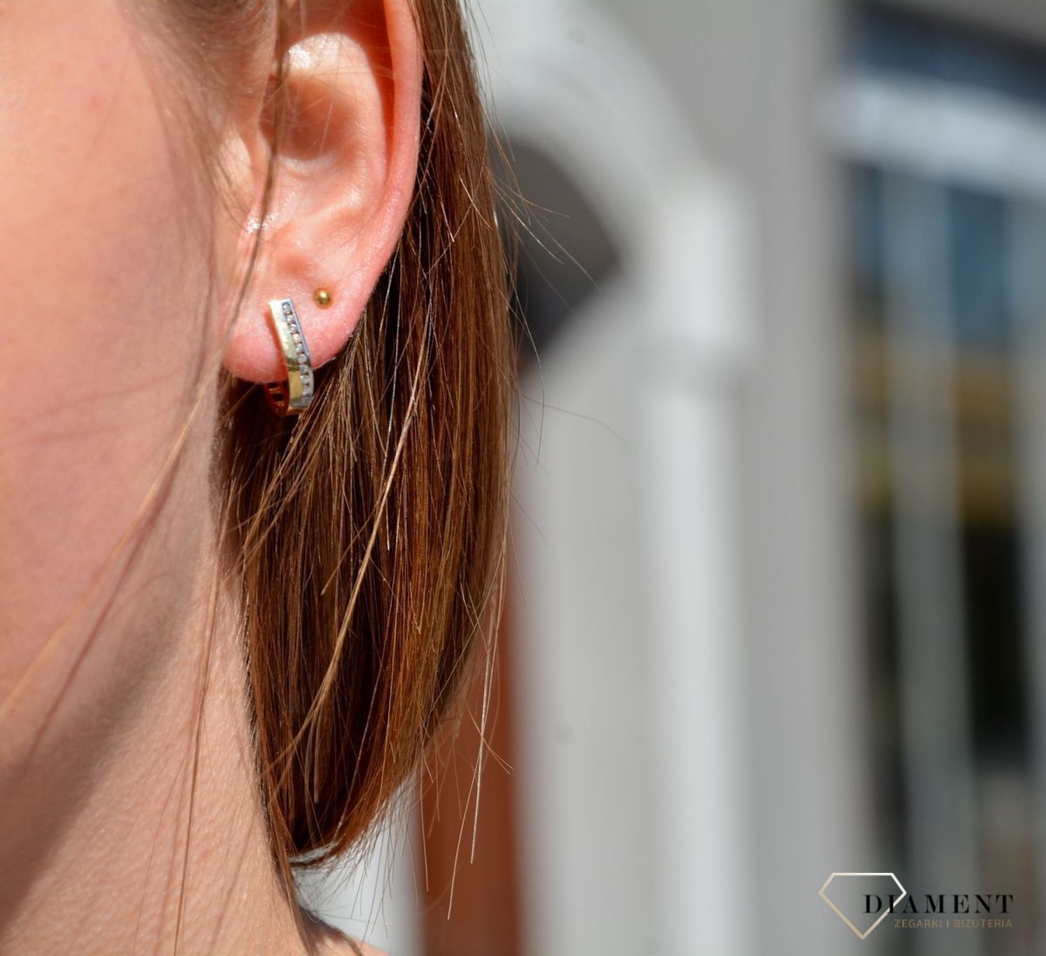 Złote kolczyki kółka 585 ozdobione rzędem cyrkonii KLC-000000-161-585.jpg